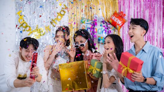 Cover image for Last Minute Gifts That Don't Look Last Minute